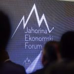 Predsjednik Republike Srpske Milorad Dodik danas je na Jahorini sveÄano otvorio "Jahorina ekonomski forum 2017", koji je okupio oko 350 uÄesnika iz Republike Srpske, BiH i regiona. Na plenarnoj sjednici "Globalna ekonomska kretanja i male ekonomije", koja je uslijedila nakon ceremonije otvaranja, zajedno sa Dodikom uÄestvuju i ministar privrede u Vladi Srbije Goran Knežević i Å¡ef Delegacije EU u BiH Lars-Gunar Vigemark, koji govore o naÄinima na koji se male ekiomnomije mogu prilagoditi globalnim promjenama. Forum se održava pod pokroviteljstvom predsjednika Republike Srpske Milorada Dodika, a u organizaciji Udruženja ekonomista "Svot". (ZIPA PHOTO AGENCY/Borislav Zdrinja)